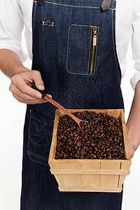 用勺子挖咖啡豆特写高清图片