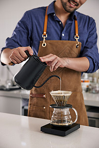 咖啡师制作手冲咖啡特写高清图片
