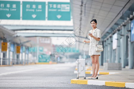 亚洲航空机场室外打车的商务女性背景