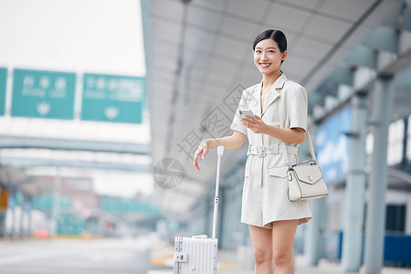 亚洲航空机场室外打车的商务女性背景