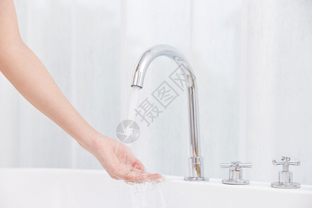 女性泡澡用手感受水温背景图片