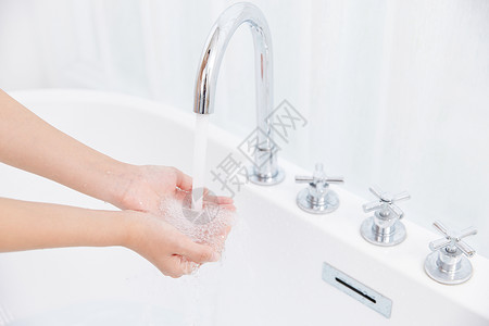 女性泡澡用手感受水温特写高清图片