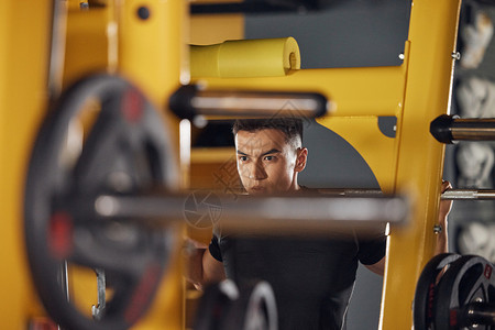 举重训练健身房里锻炼的男性图片