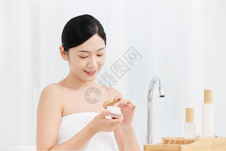 青年女性居家泡澡抹面霜护肤图片