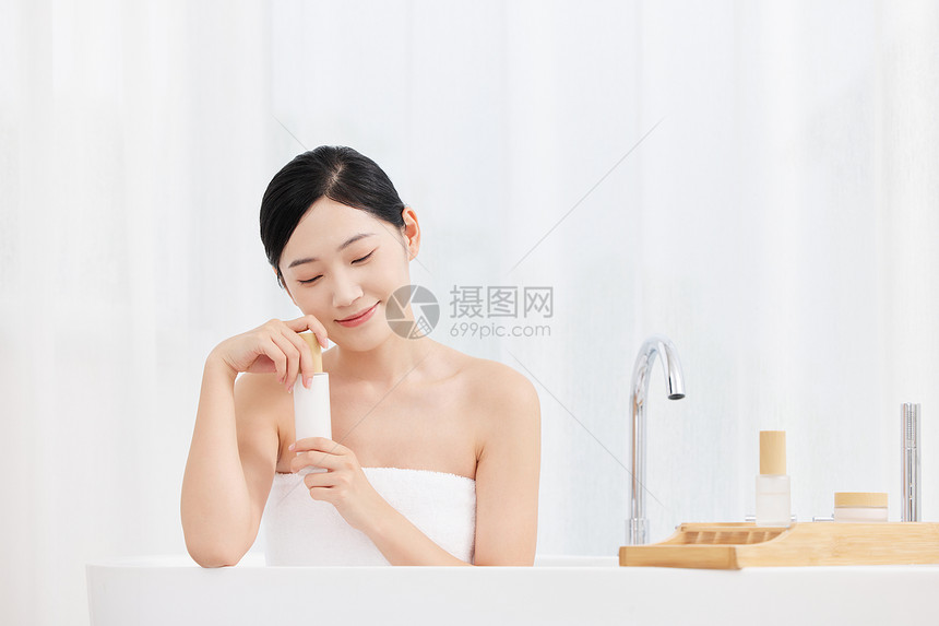 青年女性居家泡澡使用乳液护肤图片