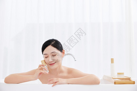 女性居家泡澡护肤图片