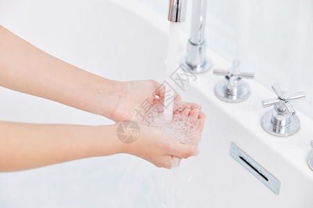 女性泡澡用手感受水温高清图片