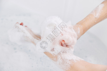 女性泡澡使用浴球特写高清图片