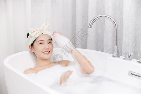 年轻女性居家洗泡泡浴图片