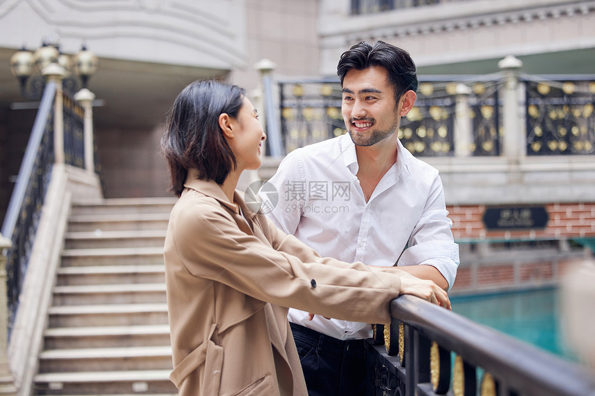 恩爱的夫妻情侣室外约会图片