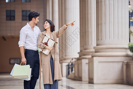 情侣一起逛街购物高清图片