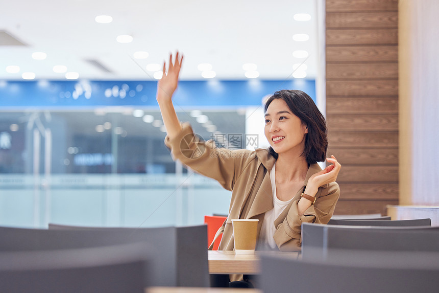 女性约会在店内等候挥手图片