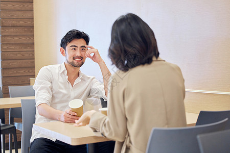 情侣约会在咖啡店开心的聊天男朋友高清图片素材