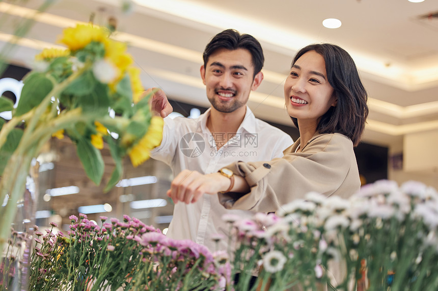 情侣夫妻在挑选鲜花图片