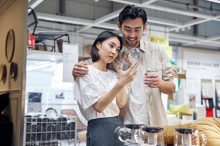 婚后生活购物逛街挑选商品的夫妻背景