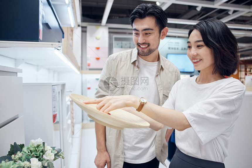 情侣夫妻逛家居店挑选商品图片