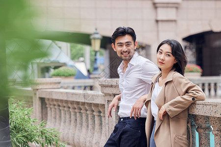 恩爱的夫妻情侣室外约会女性高清图片素材