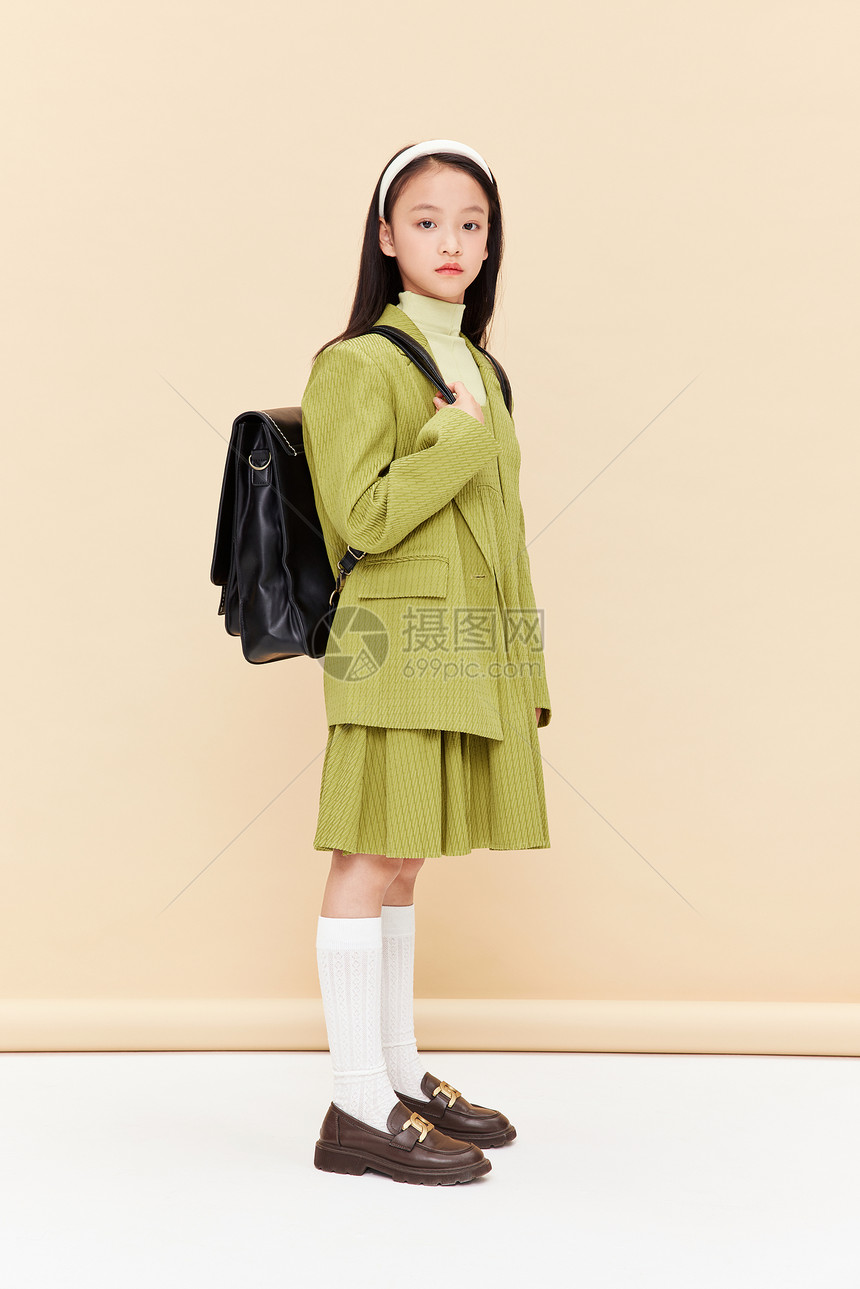时尚绿西装少女背书包图片