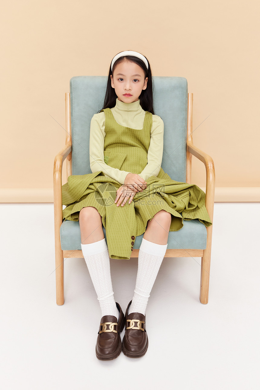 坐椅子上的绿西装高冷少女图片