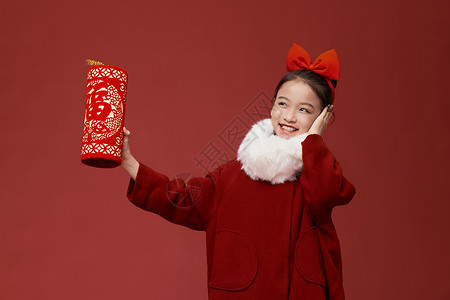 春节小女孩手拿炮仗贺新年背景图片