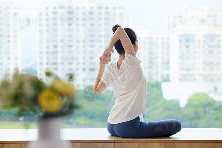 女性居家锻炼做瑜伽高清图片