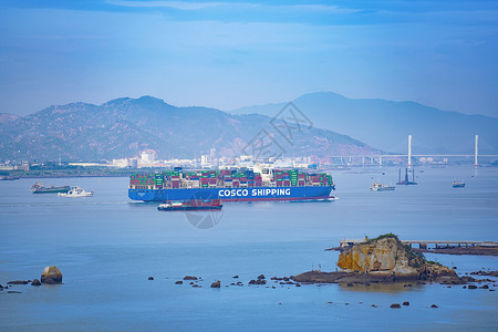 港深大桥行驶在海上的集装箱货轮背景