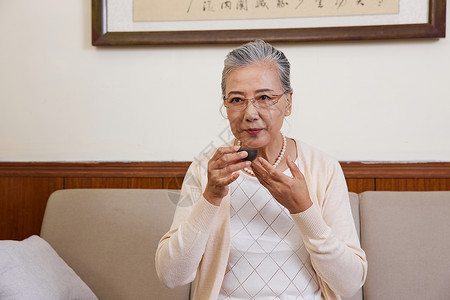 老奶奶晚年退休居家生活喝茶图片