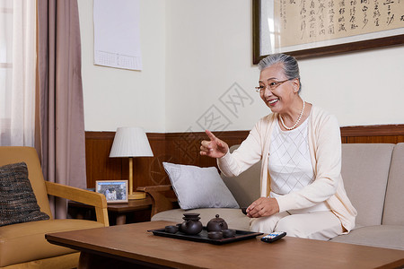 老奶奶晚年居家生活喝茶看电视图片