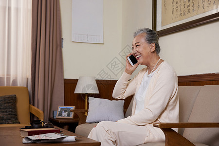 老奶奶晚年退休居家生活打电话图片