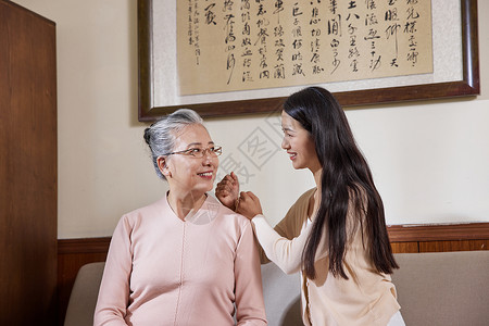 女性青年关爱陪伴年迈老奶奶捶肩图片