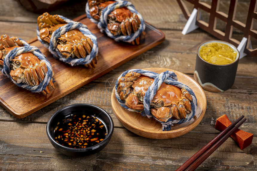 中国风木桌上的饱满大闸蟹图片