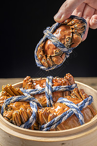 生鲜饺子中国风木桌上的饱满大闸蟹背景