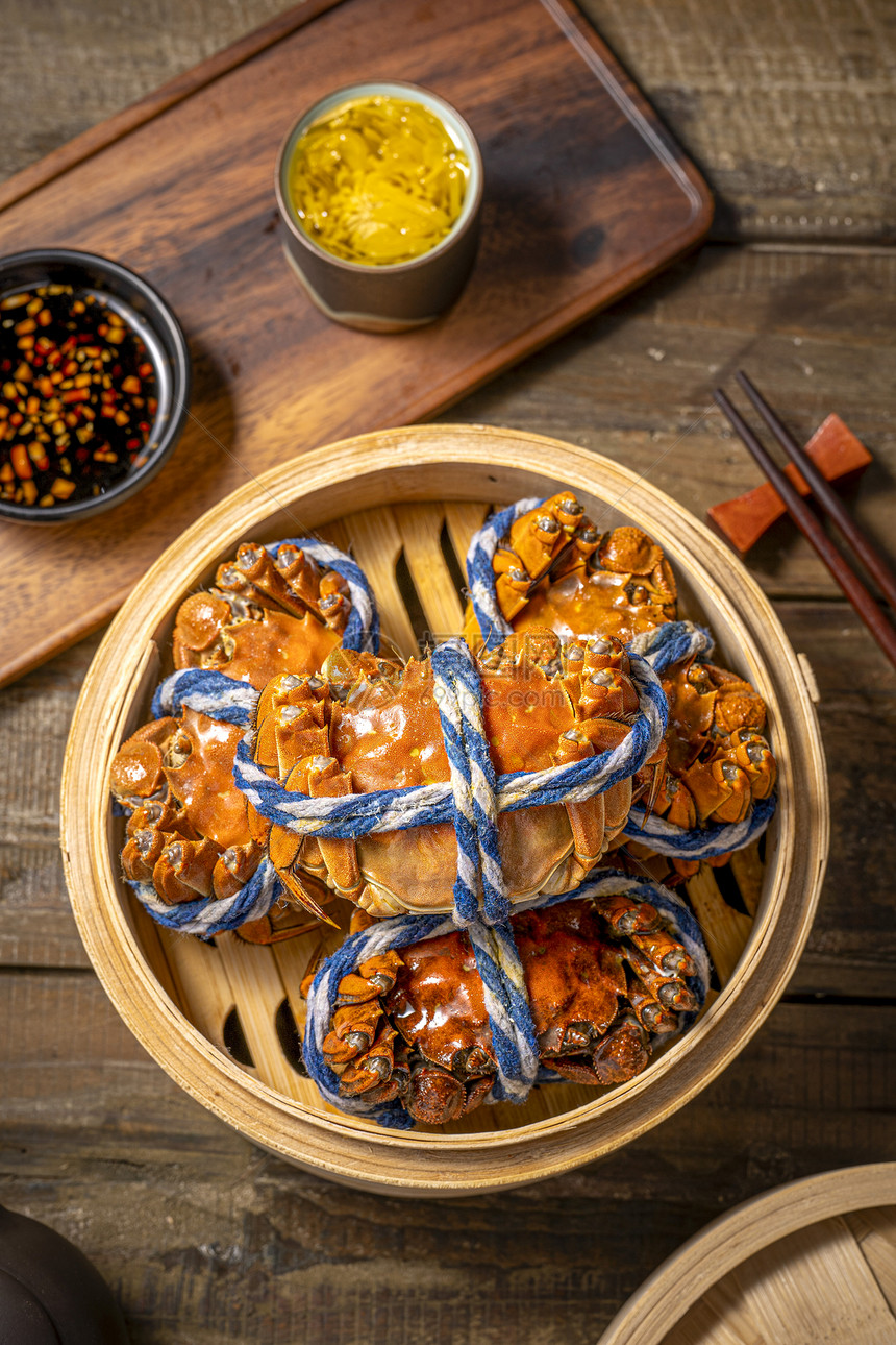 中国风木桌上的饱满大闸蟹图片
