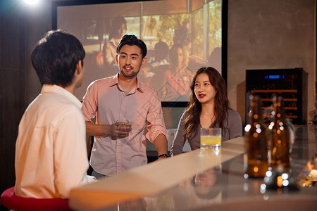 青年男女酒吧喝酒聊天餐饮高清图片素材