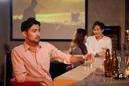 年轻男性酒吧喝酒吧台高清图片素材