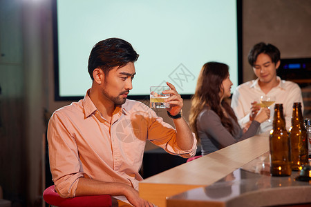 年轻男性酒吧喝酒高清图片