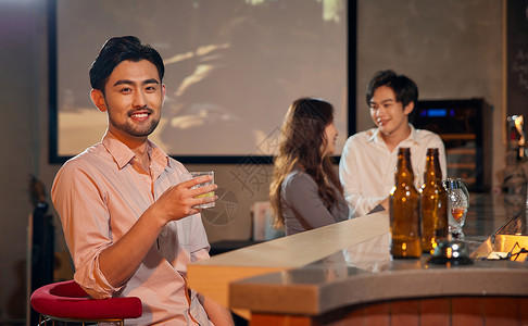 年轻人夜晚酒吧喝酒图片