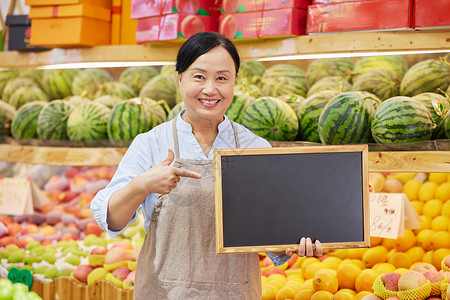 超市水果店店员手拿小黑板图片素材