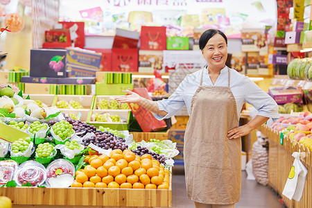 水果店店员中年女性形象推销高清图片素材