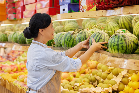 中年水果店店员整理西瓜图片