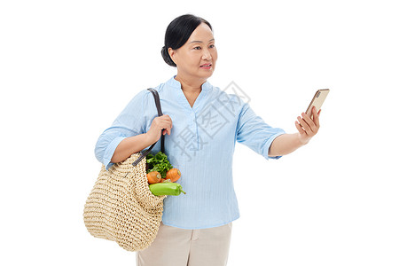中老年妇女买菜手机支付高清图片