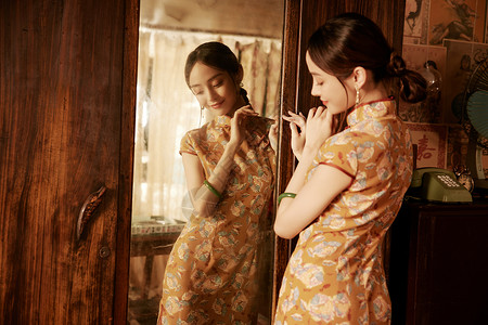 照镜子的复古旗袍美女背景图片