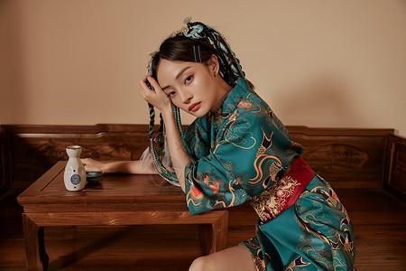 桌上饮茶的新潮国风女性背景图片