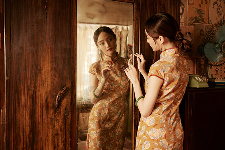 古镜子照镜子欣赏自己的旗袍美女背景