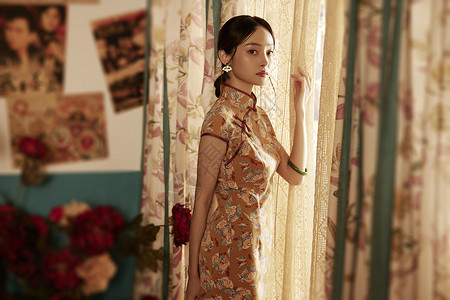 中国风旗袍海报抚摸窗帘的气质旗袍美女背景