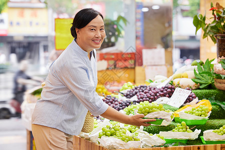 中年女性水果店内挑选水果高清图片