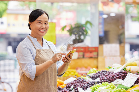 水果店店员指引手机下单图片