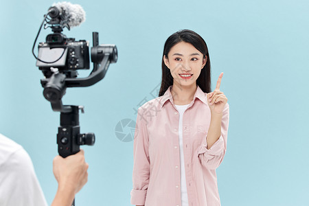 视频博主对着镜头互动亚洲人高清图片素材