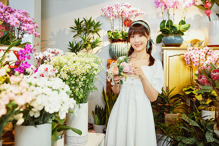 花艺店美女小姐姐手捧鲜花图片