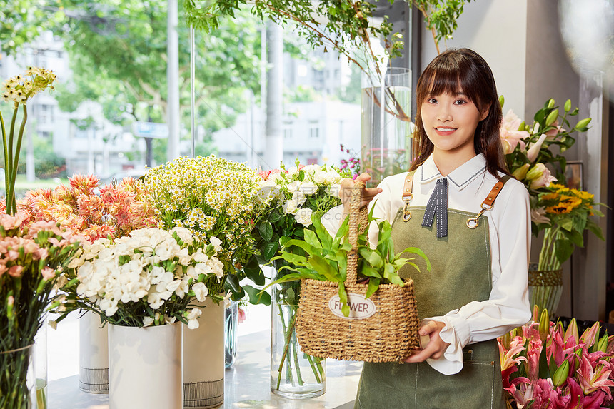 花艺店美女服务员手提花篮图片